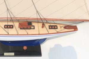 Maquette en bois artisanale DEFENDER YACHT, collection American Cup, pour décoration intérieure et cadeau d'affaires - Product Image 4