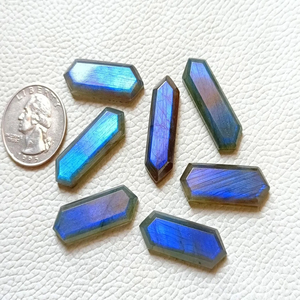 Piedra preciosa de labradorita azul fuego, hexagonal, facetada, con reverso plano, forma alargada, suelta, para la fabricación de joyas, colgantes y manualidades. - Product Image 1