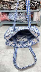 Sac fourre-tout élégant en coton matelassé, imprimé tropical bleu classique, automne, 18 pouces, léger, avec poches intérieures, parfait pour le quotidien - Product Image 4