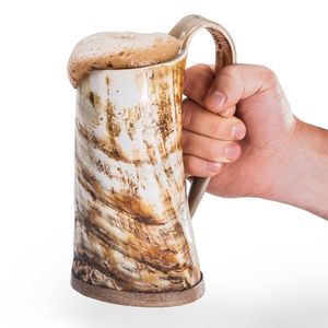 Taza rústica de cuerno para beber, hecha de material natural, perfecta para exhibir en bares y para uso en festivales renacentistas. - Product Image 6