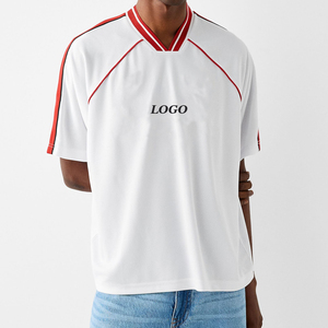 T-shirt blanc à col en V et manches courtes pour homme avec bordure contrastante rouge et logo imprimé sur le devant, coupe décontractée, en polyester tricoté, 2026 - Product Image 4