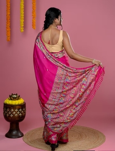 Sari en crêpe de soie rose traditionnel KV imprimé avec un chemisier non cousu pour les occasions de fête - Product Image 5