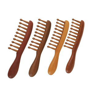 Peigne démêlant en bois de santal à manche long, à dents ondulées et larges, pour cheveux épais et cuir chevelu, artisanat naturel - Product Image 3