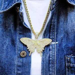 Collier élégant et audacieux en argent avec pendentif papillon doré, serti de moissanite étincelante, style hip-hop, design insecte chic - Product Image 1