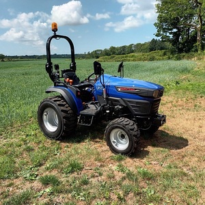 Tracteur compact Farmtrac 40 CV 4x4 avec moteur à engrenages et pompe de boîte de vitesses pour l'agriculture, la cour et la culture - Product Image 2