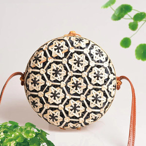 Bolso cruzado redondo de bambú para mujer, bolsa de bambú moderna, hecha a mano, circular, de color, con correa larga, hecho en Vietnam - Product Image 2