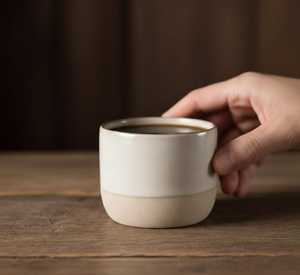 Taza de café de cerámica minimalista hecha a mano con asa, acabado mate, color sólido, para uso doméstico, con cuchara incluida, de UO INDIA - Product Image 5