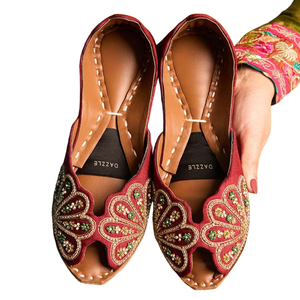 รองเท้าคุสซ่าผู้หญิง ดีไซน์ล่าสุด แฟชั่นคุณภาพสูง พื้นผ้ากำมะหยี่กันลื่น พิมพ์ลายทำมือ สีสันตามสั่ง - Product Image 1