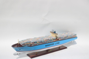 Maqueta de Buque Portacontenedores de Madera Hecha a Mano - Réplica a Escala de Buque de Carga Comercial para Decoración de Escritorio - Product Image 6
