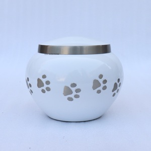 Urnes funéraires modernes en laiton de haute qualité Odyssey Paw pour animaux de compagnie, avec un design gravé brillant en nickel pour le stockage des cendres - Product Image 1
