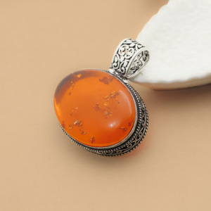 Colgante de piedra preciosa de ámbar natural con engaste de plata – Ámbar naranja cálido - Product Image 2