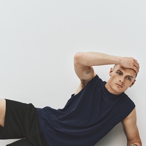 Débardeur de sport pour homme, coupe ajustée, logo personnalisé, écologique, 100% coton, col rond, sans manches, design musculaire pour la musculation et le fitness - Product Image 2