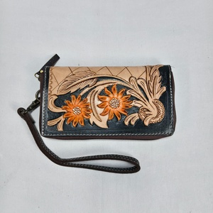 Nuevo Bolso de Mano Tipo Clutch de Cuero Genuino con Grabado Floral Hecho a Mano, Diseño Único y Elegante con Cierre de Cremallera, Estilo Vintage, Moda de Invierno - Product Image 3
