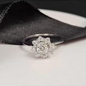 Anillo de Compromiso de Plata 925 de Alta Calidad con Moissanita, Engaste de Canal, Forma Floral Clásica, Anillo de Boda para Mujer - Product Image 2