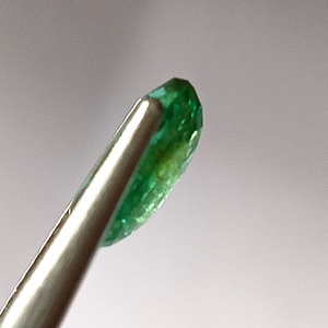 Émeraude naturelle zambienne de 1,90 carat, taille ovale facettée, pierre précieuse non montée - Product Image 5