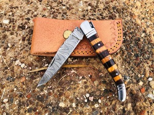 Navaja Plegable Artesanal de Acero de Damasco con Mango de Palisandro - OEM Disponible - Regalo para Padrinos de Boda y Aniversario - Product Image 4