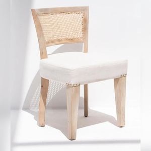 Chaise de salle à manger en bois Vandana Falcon Merino avec dossier en rotin pour intérieurs modernes élégants - Product Image 1