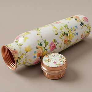 Botella de agua de cobre puro con diseño floral y tapa de cobre, portátil para viajes, con propiedades ayurvédicas y beneficios para la salud. - Product Image 3