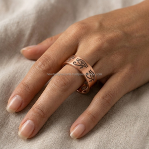 Anillo Premium de Cobre Puro con Ojo de Horus • Banda de Protección y Sanación Egipcia Grabada de Lujo - Product Image 2