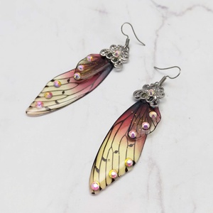 Pendientes de moda con alas de cicada y diamantes de imitación brillantes, de plástico y aleación de zinc, con brillo rosa a crema. - Product Image 1