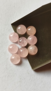Lote de Gemas Sueltas de Morganita Melocotón Natural, Calibradas AAA, de 6mm, Redondas, con Reverso Plano, Cabujón Liso, Venta al por Mayor - Product Image 2