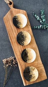 Sous-verres en résine faits à la main, design Wabi-Sabi rond, noir et feuille d'or, pour la décoration de table, design minimaliste. - Product Image 1