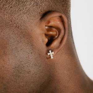 Pendientes Pequeños de Oro de Moda Fabricados en India, Joyería de Acero Inoxidable Unisex para Hombre, Estilo Clásico Disponible para la Venta - Product Image 1