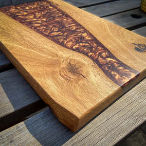 Plateau de service en bois d'acacia de qualité supérieure avec résine époxy, planche à découper rustique faite à la main pour charcuterie, fromages, pain, apéritifs et usage domestique - Product Image 1