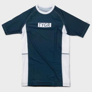 เสื้อแรชการ์ดแขนสั้นผู้ชาย TYGR ระบายอากาศได้ดี น้ำหนัก 220 กรัม เสื้อคอมเพรสชั่นสำหรับออกกำลังกาย แห้งเร็ว ผลิตจากผ้าสแปนเด็กซ์/โพลีเอสเตอร์ เสื้อกีฬาแบบสวมใส่ด้านหน้า - Product Image 1