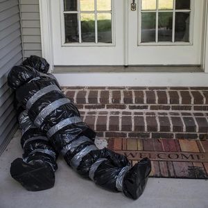 AnanBros Corpo Morto Sospeso da 1,5 m, Decorazioni Spaventose di Halloween per Casa Infestata, Vittima Caduta, Decorazioni di Halloween - Product Image 3