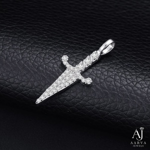 Collier pendentif poignard en moissanite plaqué argent et or, style hip-hop tendance, avec breloque texturée - Product Image 1