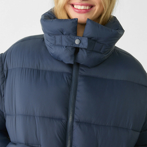 Veste matelassée bleu marine pour femme avec capuche, fermeture éclair sur toute la longueur des manches, longueur courte, manteau d'hiver - Product Image 4