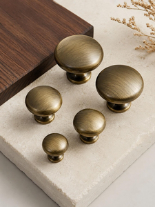 Poignée de meuble en laiton brossé antique, bouton rond décoratif pour armoire, tiroir, commode, penderie - Product Image 1