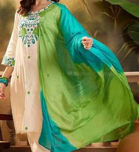 Ensemble Kurta et pantalon en coton avec broderie artisanale et dupatta – Tenue ethnique haut de gamme pour les célébrations festives et les tenues de bureau sophistiquées - Product Image 3