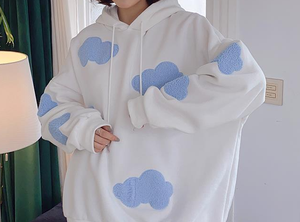 Sweat-shirt à capuche décontracté en tricot bleu clair imprimé nuages pour femme avec poches, coupe régulière, idéal pour le printemps – Collection Shan Apparel - Product Image 3