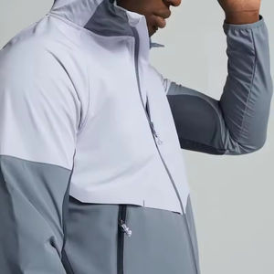 เสื้อแจ็คเก็ตกันน้ำสำหรับผู้ชายแบบสปอร์ตกลางแจ้ง พิมพ์โลโก้สะท้อนแสง ผลิตจากผ้าซอฟต์เชลล์น้ำหนักเบา โพลีเอสเตอร์ 100% - Product Image 4