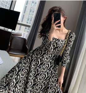 Robe mi-longue à volants imprimée pour femme, modèle 2026, épaules dénudées, en tissu tissé élégant avec boutons décoratifs, coupe naturelle - Product Image 2