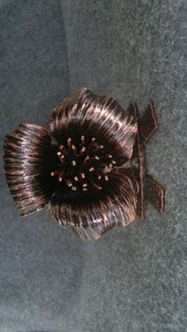 Sculpture florale en fer forgé avec un tige et des pétales torsadés, conçue pour la décoration de jardin. - Product Image 6