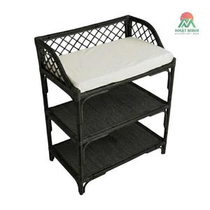 Cambiador de bebé Nhat Minh de ratán con cojín y estantes de almacenamiento, diseño tropical para exteriores, acabado negro - Product Image 1