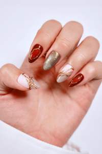 Uñas Postizas Artificiales con Línea Metálica Dorada, Forma de Almendra, Personalizadas OEM ODM, Uñas de Lujo con Efecto Mármol al por Mayor - Product Image 2