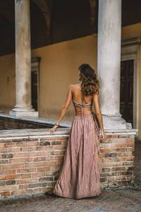 เดรสยาวผู้หญิงลายมัดย้อม ตัดเย็บแบบเว้าหลัง คอวี สไตล์โบฮีเมียน เป็นมิตรกับสิ่งแวดล้อม ระบายอากาศได้ดี ทรงเอไลน์ เหมาะสำหรับใส่ไปเที่ยวทะเลในฤดูร้อน - Product Image 3