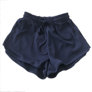 Shorts en tricot noir pour femme avec cordon de serrage à la taille et logo sur la jambe droite, style décontracté, couleur unie, coupe taille mi-haute - Product Image 2