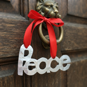 Adorno colgante con diseño de signo de la paz en metal plateado con lazo de cinta roja para decoración festiva y de temporada. - Product Image 3
