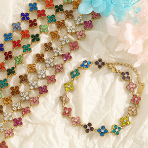 Bracelet ajustable avec charme trèfle à quatre feuilles en cristal brillant et strass pour femme et fille - Product Image 1