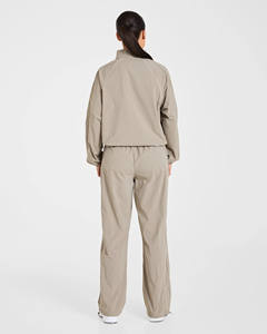 Conjunto Deportivo de Verano para Mujer, Color Taupe, Estilo Retro, Chaqueta Deportiva y Pantalones Jogger, Ligero, Ecológico, Transpirable y de Secado Rápido - Product Image 2