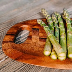 Planche à découper en bois d'acacia, design ovale, poignée facile à saisir, épaisse, durable, sûre pour les couteaux, idéale pour la découpe, le service et l'utilisation quotidienne en cuisine - Product Image 3
