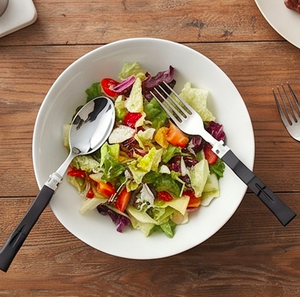 Juego de 4 cubiertos de acero inoxidable con elegante mango negro, perfecto para uso en restaurantes de hoteles elegantes. - Product Image 4