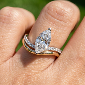 แหวนหมั้นเพชรทรงมาร์คีส์วินเทจ ผลิตในห้องปฏิบัติการ ชุบทองคำขาว 14K ดีไซน์วงแหวนแบบ Bypass Swirl Pav ประดับเพชรแบบ Prong Setting สำหรับวันครบรอบ - Product Image 1