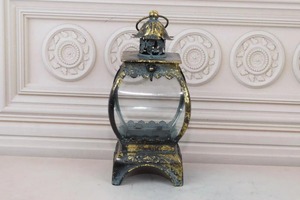 Lanterne en métal doré de style vintage avec panneau en verre pour réceptions de banquet et centres de table de luxe – Vente en gros depuis l'Inde - Product Image 2