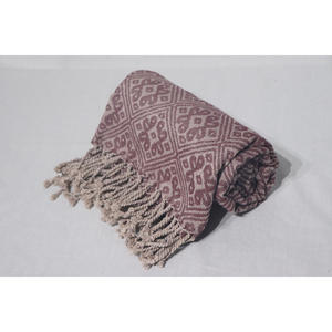 Elegante Bufanda de Jacquard de Algodón de Longitud Media para Mujer, Diseño Floral de Alta Calidad, Duradera, Secado Rápido, Izzu International - Product Image 1